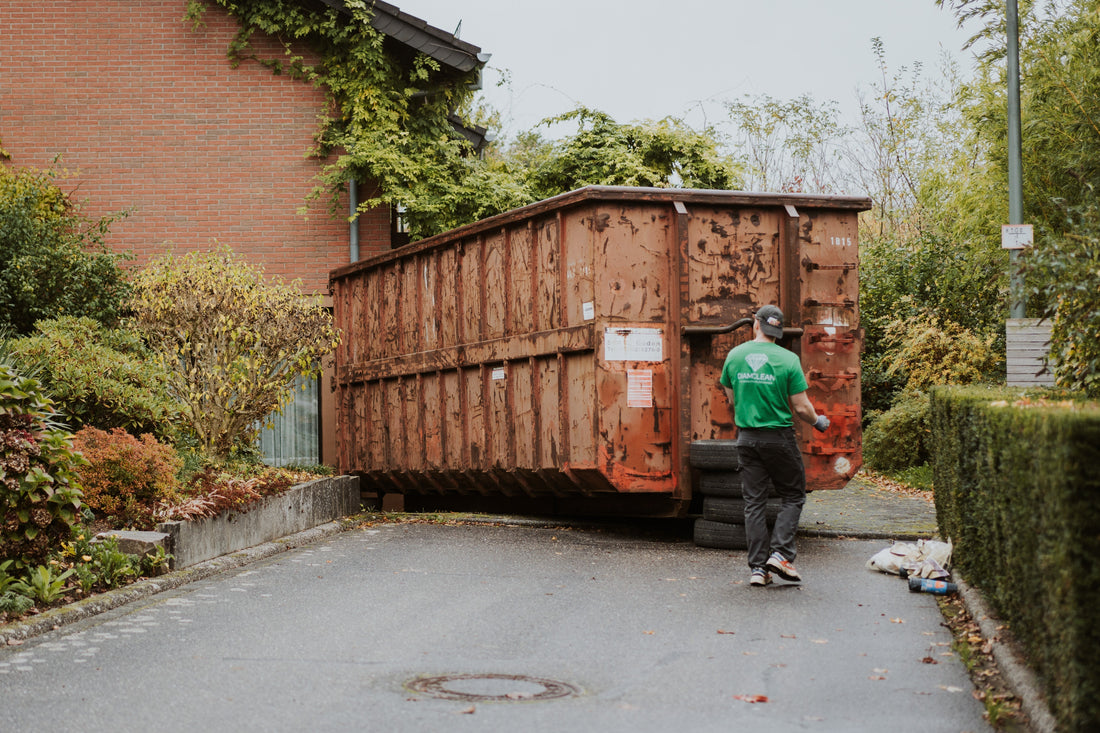 Von der Entrümpelung in die Zerstörungszone